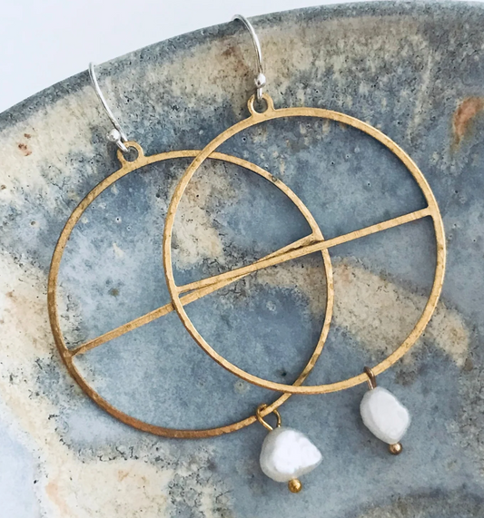 Chemistry pearl hammered circle earrings - gonepottynz